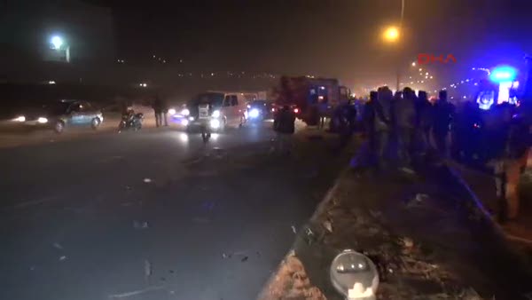 Gaziantep'te, otomobil önce direğe sonra TIR'a çarptı 1 ölü, 2 yaralı