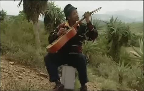 Çay kaşığı ile gitar çalan adam