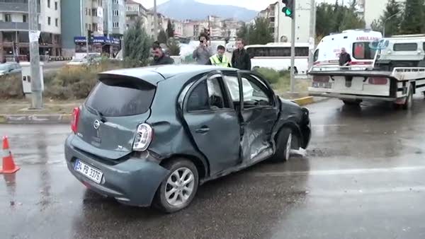 Otomobil başka bir otomobile çarptı: 7 Yaralı