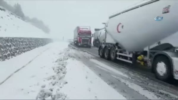 Sivas'ta kar onlarca aracı yolda bıraktı