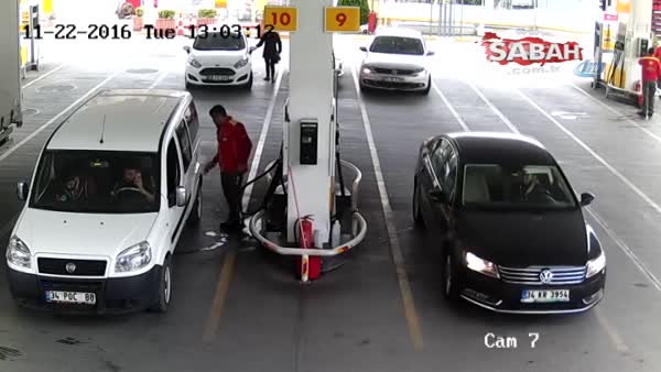 Benzin istasyonunda şaşkına çeviren kaza!