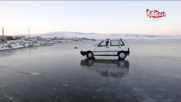 Ardahan'da buz tutmuş gölün üzerinde araçla dolaştılar