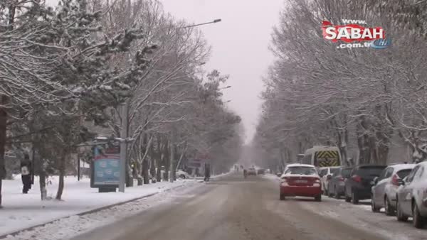 Erzurum’da Belediye ekipleri kent merkezinde karla mücadele çalışması başlattı