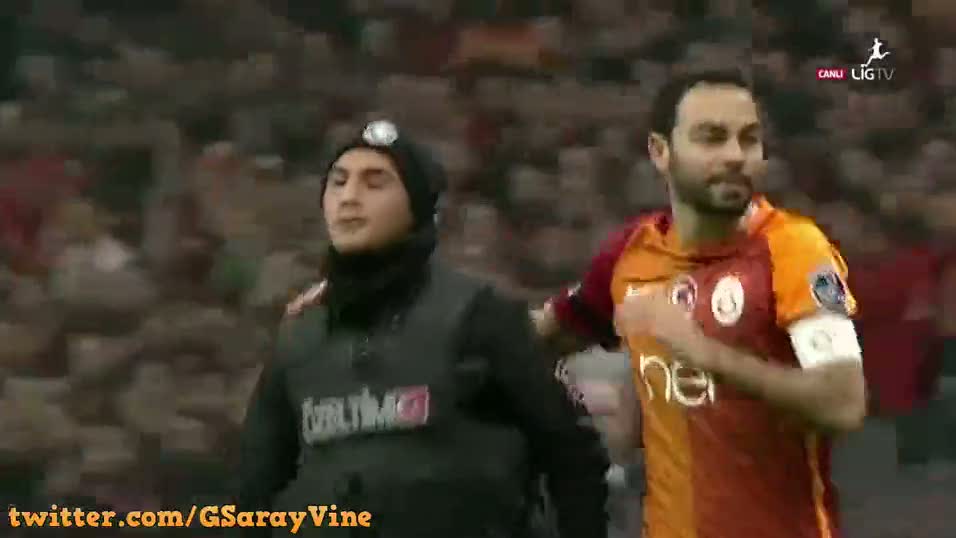 Galatasaray Kaptanı Selçuk İnan bir çevik kuvvet polisini tribünlere götürüp alkışlattı