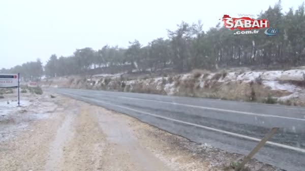 Mersin'de kar yolları kapattı, vatandaş zor anlar yaşadı
