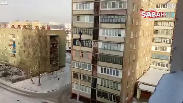 Rusya'da 6 kattan çarşaflara tutunarak inen genç