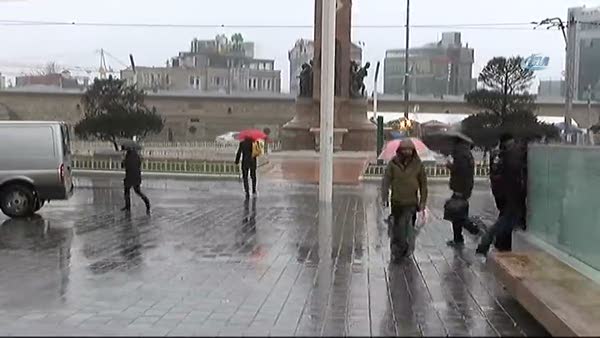 Taksim Meydanı'nda vatandaşlar şiddetli rüzgar nedeniyle yürümekte güçlük çekti