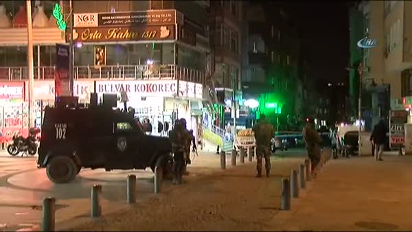 Polis Zeytinburnun'da bir eve operasyon düzenliyor!