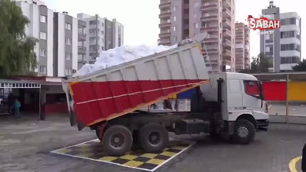 Kar yağmıyor diye üzülen çocukların okuluna kamyonla kar getirdi