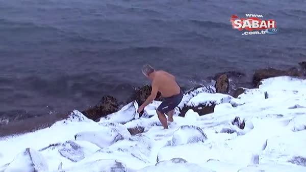 İstanbul'da yoğun kar yağışı etkisini sürdürürken, Üsküdar'da bir kişi denize girdi.