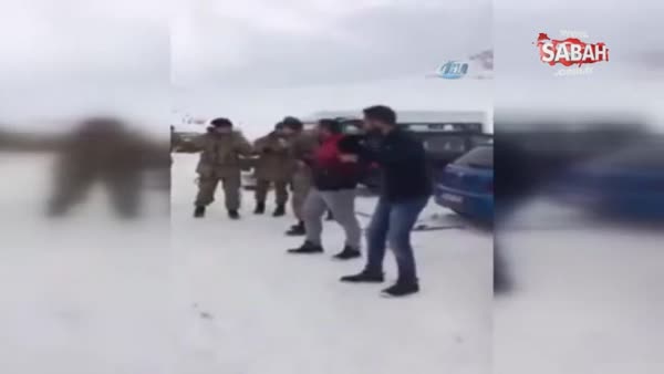 Hakkari’de vatandaş ve asker birlikte halay çekti