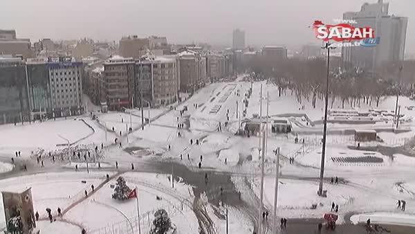 Beyaz örtüye bürünen Taksim Meydanı böyle görüntülendi