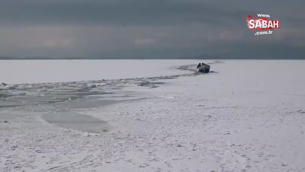 Buz kütlesinin çarptığı tekne battı, balıkçı çift ölümden döndü