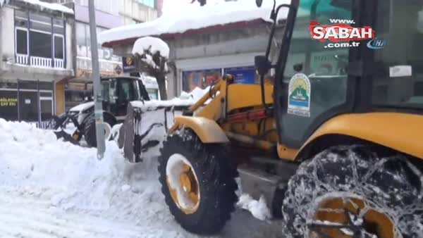 Tatvan’da 3 bin kamyon kar taşındı