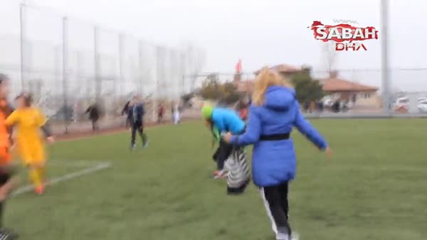 Kayseri'de kadın futbolculardan saç saça baş başa kavga