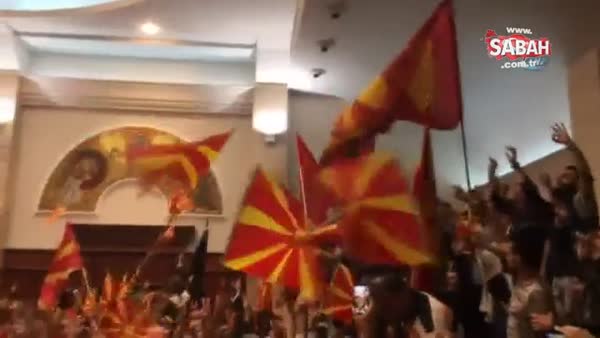 Makedonya’da polis Meclisi boşalttı