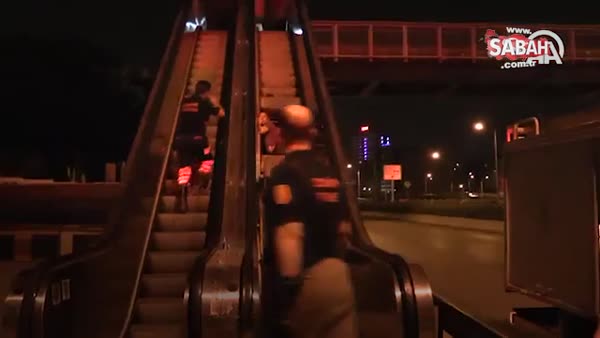 İzmir'de yürüyen merdivene ayağını sıkıştıran kişi kurtarıldı