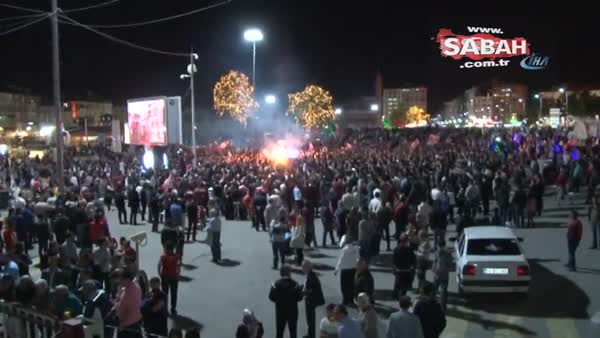 Sivas'ta havai fişekli Süper Lig kutlaması