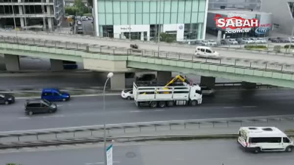 İş makinesi taşıyan kamyon köprüye takıldı, trafik felç oldu