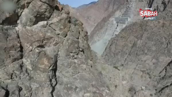 Dev baraj inşaatında profesyonel dağcılar da görev yapıyor