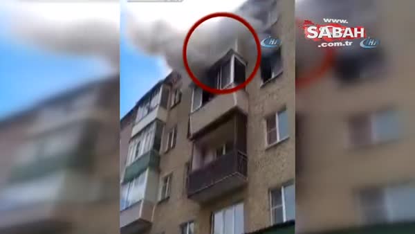 Rusya'da apartmanda çıkan yangında 11 aylık bebek balkondan atıldı
