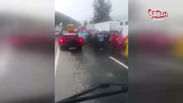Yürüyüş sırasında yolu kapatan CHP'liler kamyon şoförüne saldırdı!