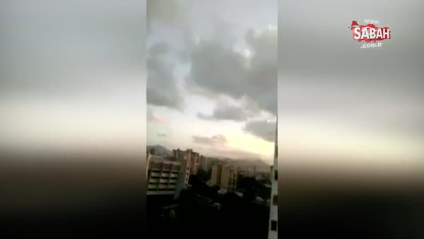 Venezuela'da kaçırılan helikopterin mahkeme binasını bombalama anı kamerada