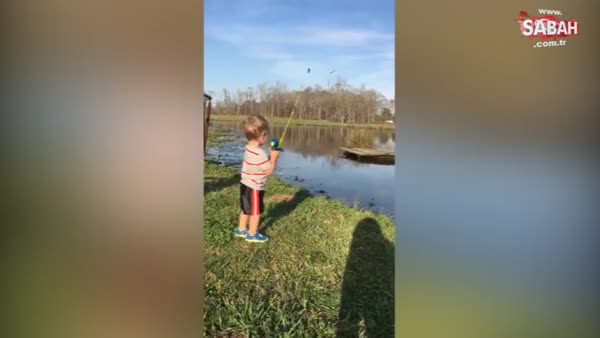 Oyuncak oltayla balık yakalayan çocuk