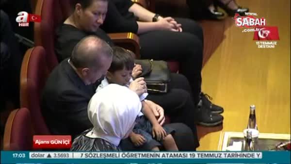 Cumhurbaşkanı Erdoğan şehit çocuğuna su içirdi