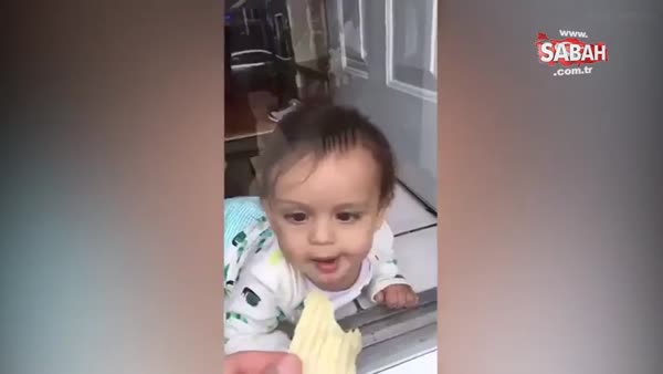 Camın arkasındaki cipsi yemeye çalışan çaresiz bebek!
