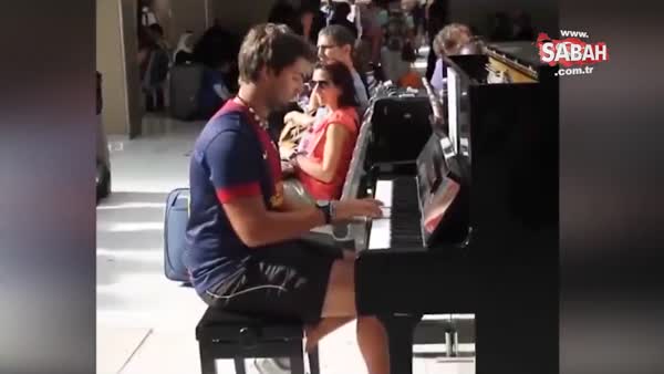 Havaalanında uçuş için bekleyen yolculara piyano sürprizi