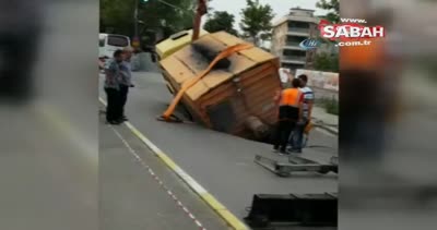Yol çalışması sırasında çökme meydana geldi, kamyon çukura düştü