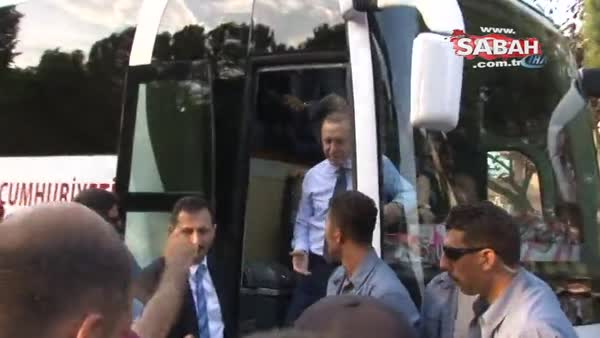 Cumhurbaşkanı Erdoğan 'Cesur' köpek için otobüsten indi