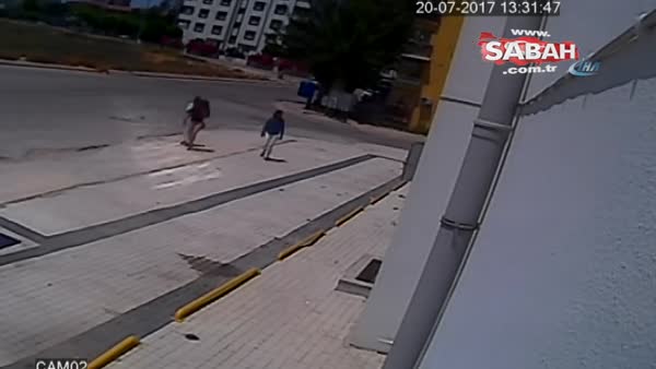 Tel tokayla çelik kapı açan 3 kadın güvenlik kamerasında
