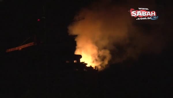 Beykoz’da lüks sitede yangın paniği... 33 katlı binanın çatısı alev alev yandı