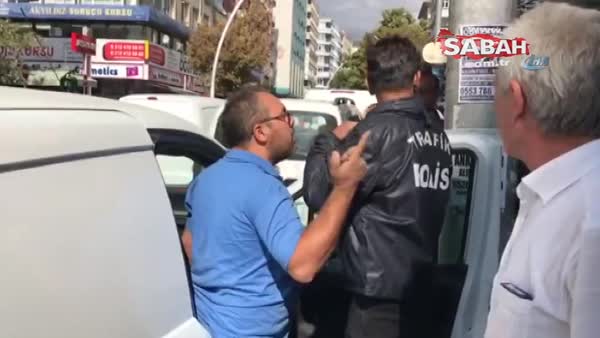 Trafik polisi ile sürücü arasında 'Park etme' kavgası