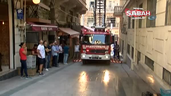 İstiklal Caddesi'nde çatı yangını vatandaşları sokağa döktü