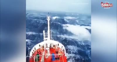 Geminin fırtına ve dev dalgalarla mücadelesi kamerada