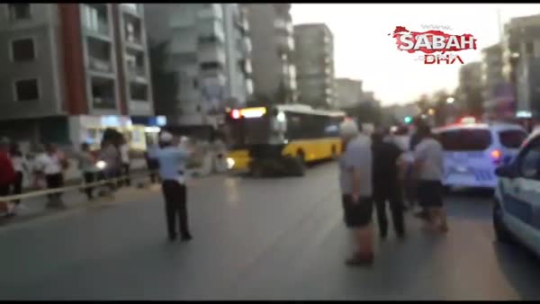 Kadıköy'de otomobil belediye otobüsünün altına girdi ölü ve yaralılar var