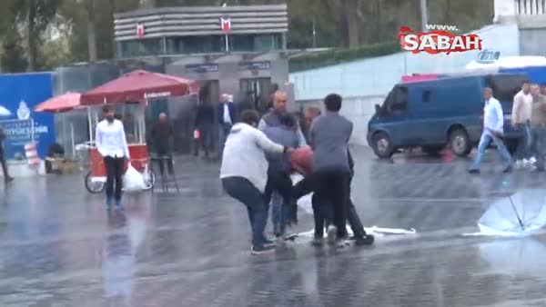 Taksim'de şemsiye satıcılarının meydan kavgası kamerada