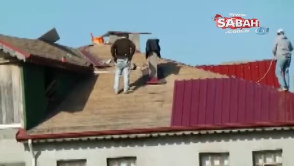 Çatıdaki işçilerin tehlikeli mesaisi kamerada
