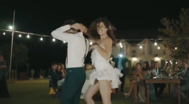 Azra Akın’dan sosyal medyayı sallayan dans!