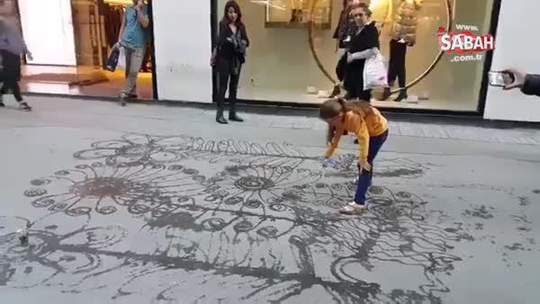 Küçük kızın Taksim'de suyla yaptığı çizim izleyenleri mest etti!