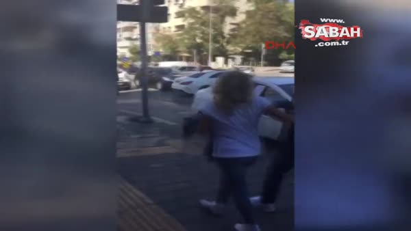 İzmir yaya geçidine otomobilini park eden kadına tepki!