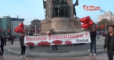 Taksim Meydanı’nda pankartlı, müzikli sürpriz evlenme teklifi