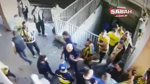 Galatasaray ile Fenerbahçe arasında oynanan derbi karşılaşmasında 1 kişinin bıçaklandığı kavga kamerada