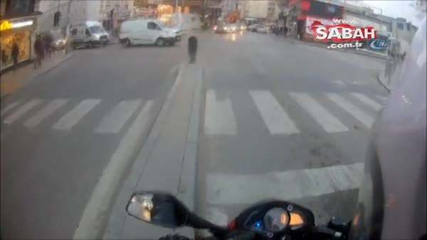 Motosikletli sürücü önüne çıkan bebek arabasına böyle çarptı