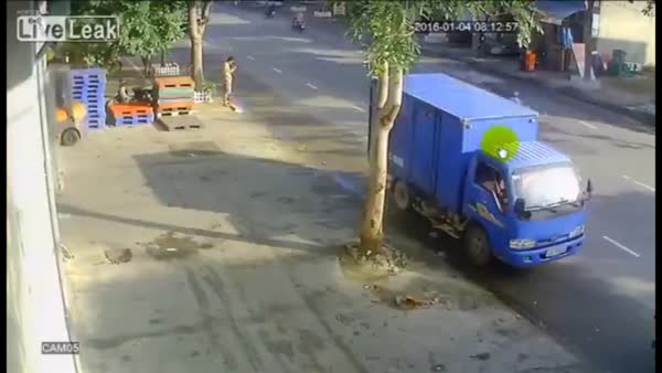 Talihsiz kamyon şoförü böyle ezildi!