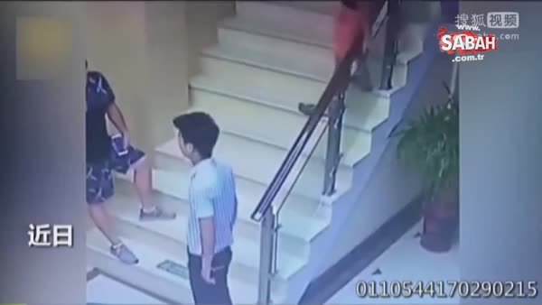 Merdivenlerden düşen çocuğu havada yakalayan genç