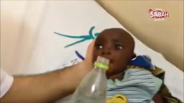 Susuzluktan ölmek üzere olan bebek Türk doktoru böyle ağlattı